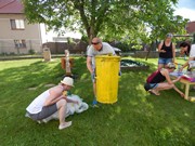 Společné odpoledne rodičů a dětí - natírání popelnic